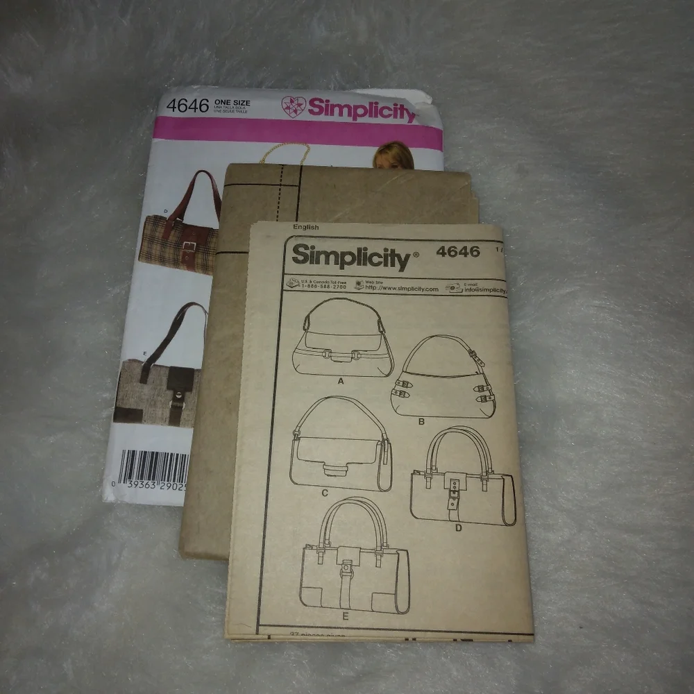 Simplicity 4646 Misses bags in 5 fun variations.